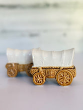 Load image into Gallery viewer, Wagon Salt and Pepper Set